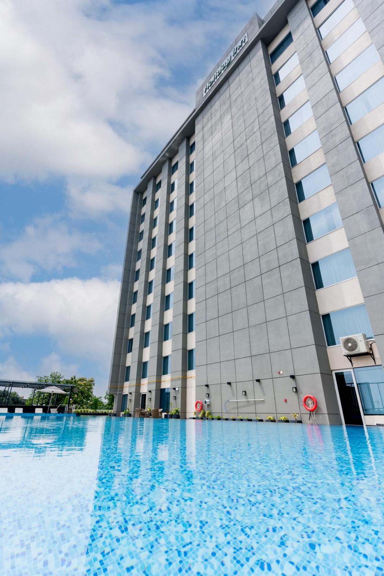 Holiday Inn Lucknow Airport By Ihg Exterior foto