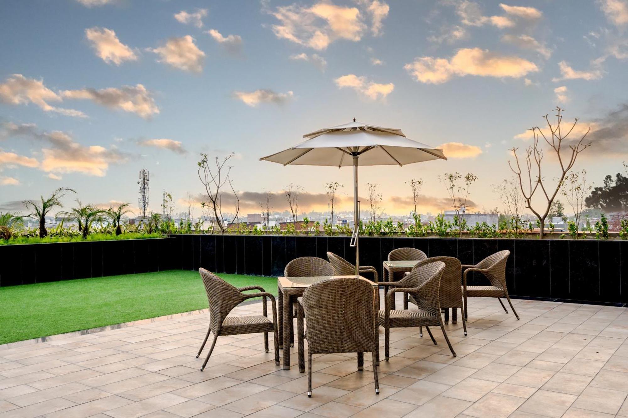 Holiday Inn Lucknow Airport By Ihg Exterior foto